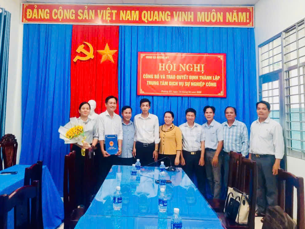 HƯƠNG MỸ: CÔNG BỐ CÁC QUYẾT ĐỊNH VỀ TRUNG TÂM DỊCH VỤ SỰ NGHIỆP CÔNG