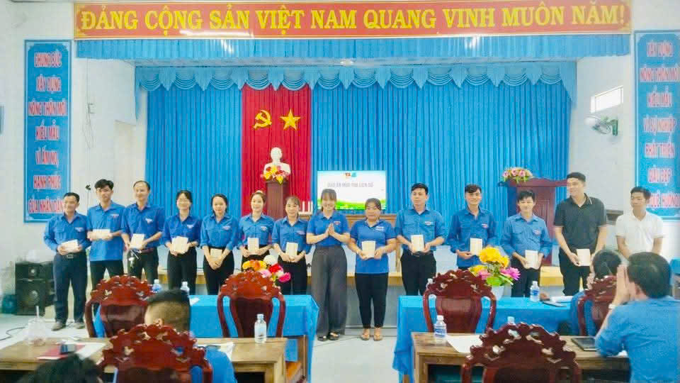 Đoàn xã Hương Mỹ tổ chức sinh hoạt chuyên đề chào mừng Kỷ niệm 80 năm Cách mạng tháng Tám thành công và Quốc khánh 2/9